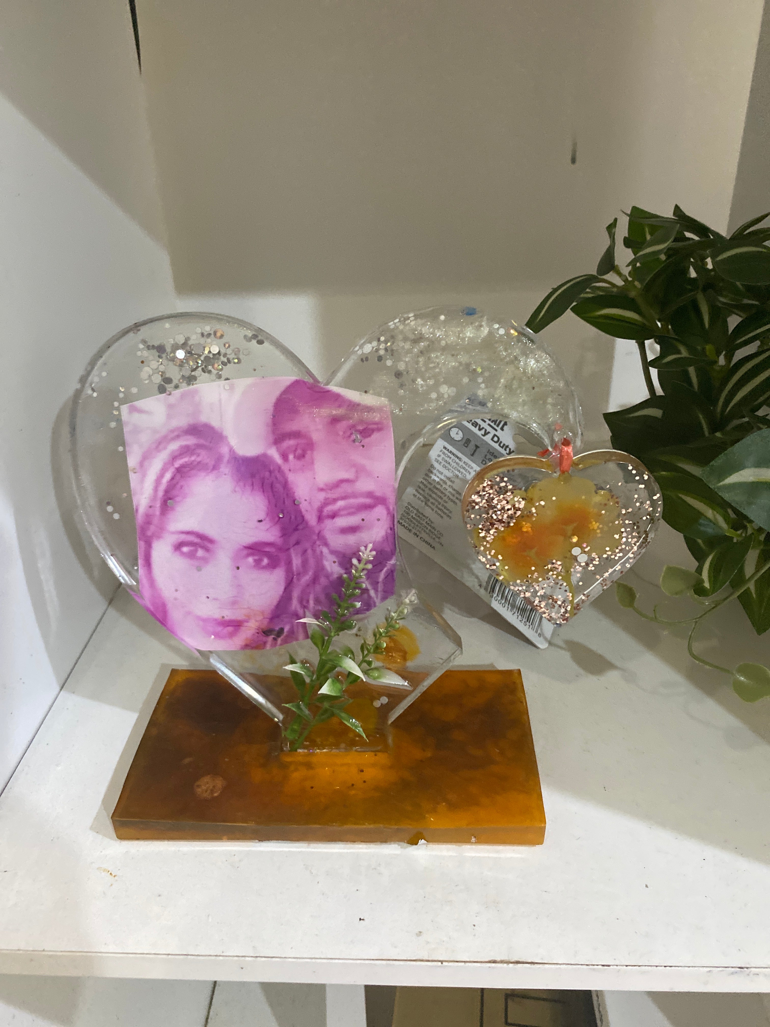 Portarretrato Corazón de Resina con Flores Personalizadas