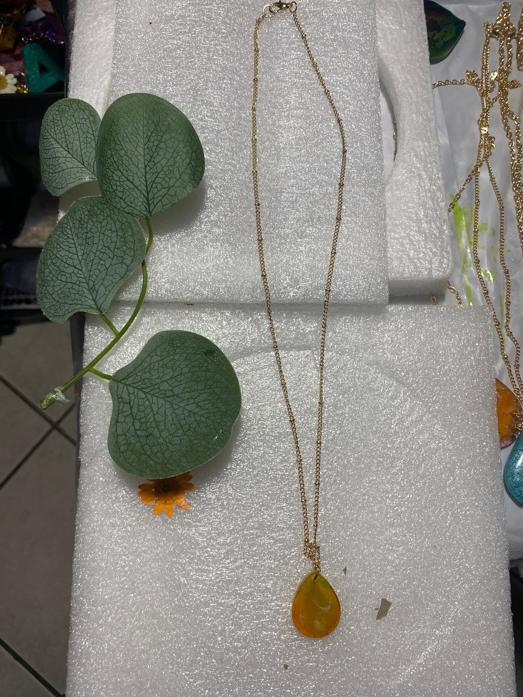 Aretes de Corazón en Resina Verde con Flor Amarilla Preservada
