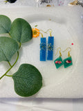 Set de Dos Pares de Aretes - Azul Rectangular y Verde Romboidal con Flores