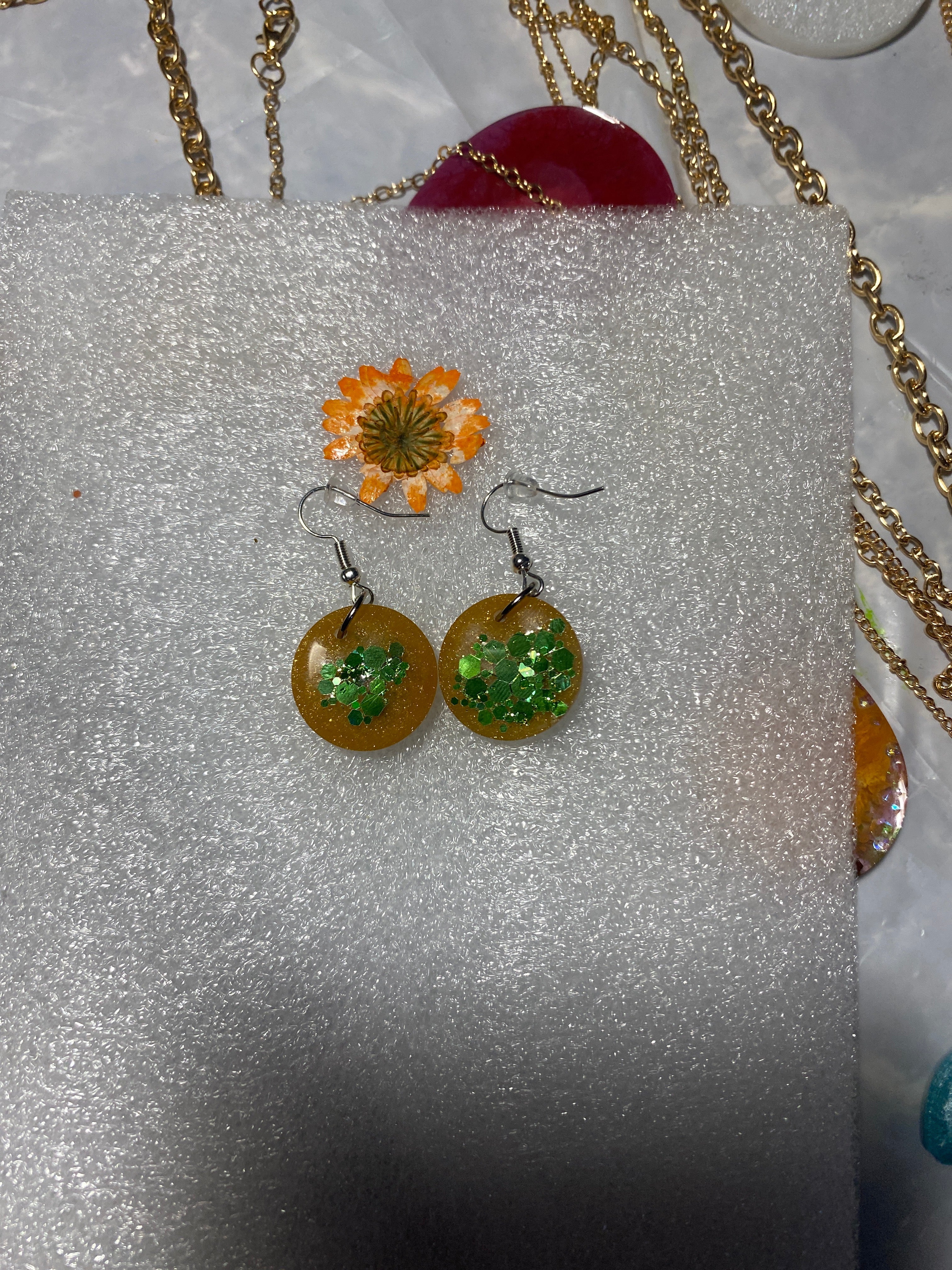Aretes de Resina con Glitter Dorado y Verde