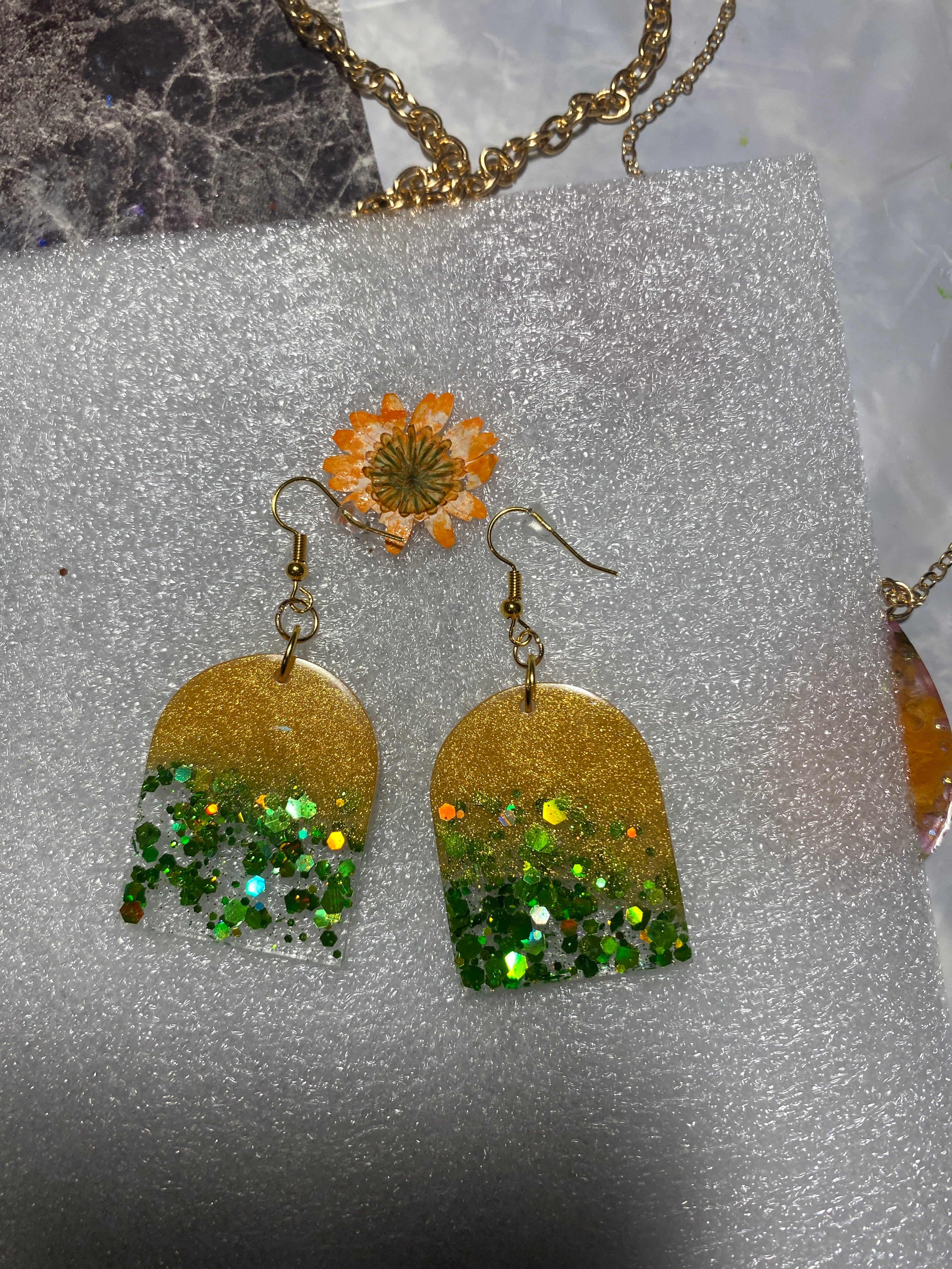 Aretes Arco de Resina Degradado Dorado a Verde