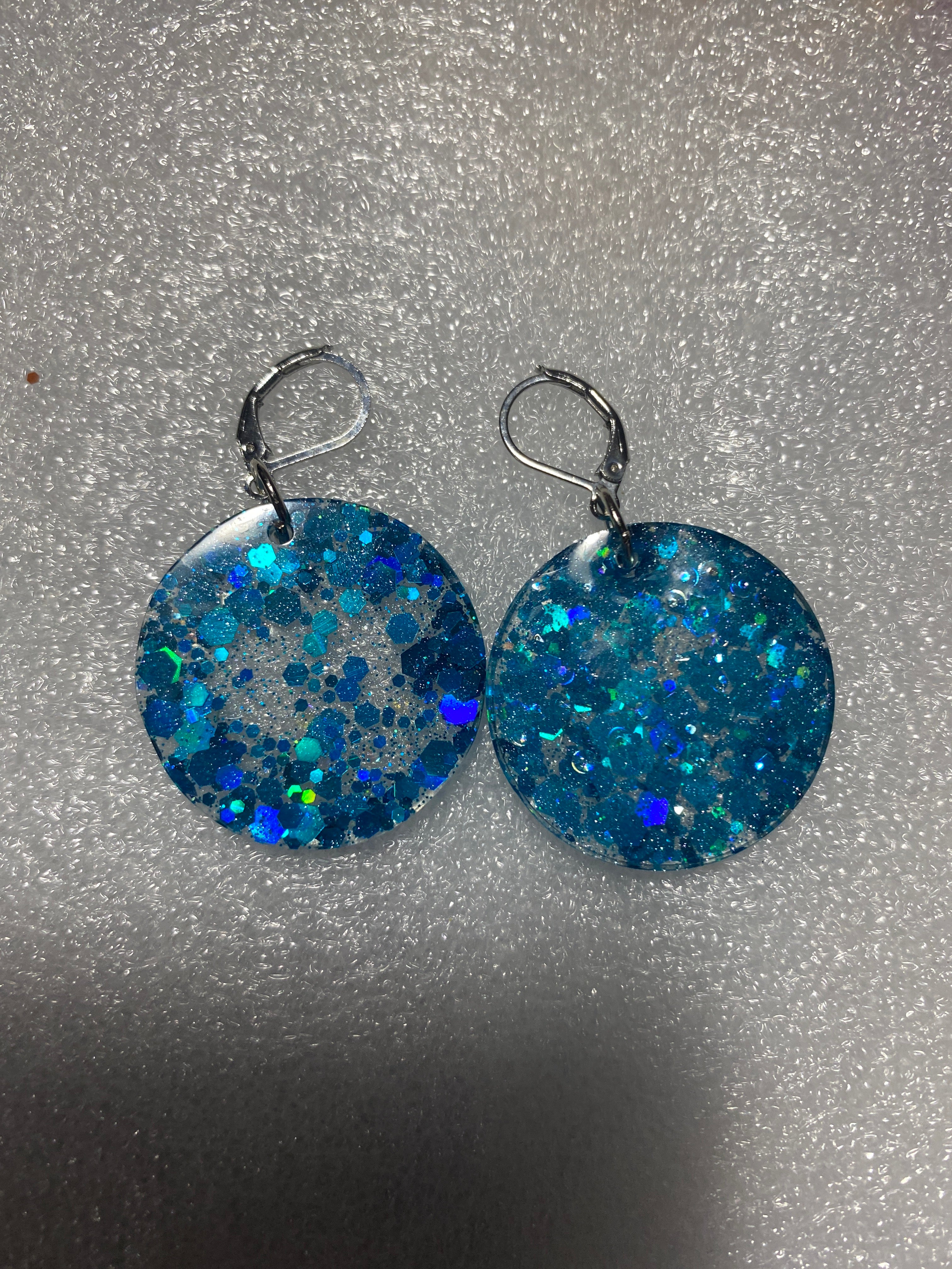 Aretes de Resina Azul Océano con Glitter Holográfico