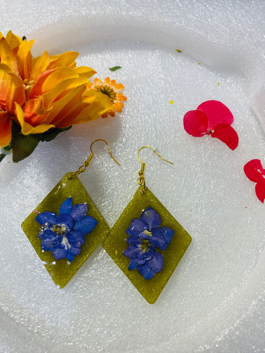 Aretes Artesanales en Forma de Gotitas con Rosa Roja