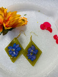 Aretes Artesanales Romboidales Verdes con Flores Azules
