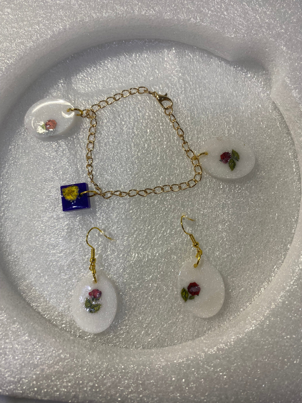 Pulsera con diversos dijes .
