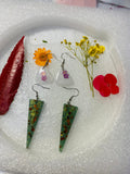 Set de Dos Pares de Aretes - Triangulares Verdes Largos y Gotitas con Rosa Roja