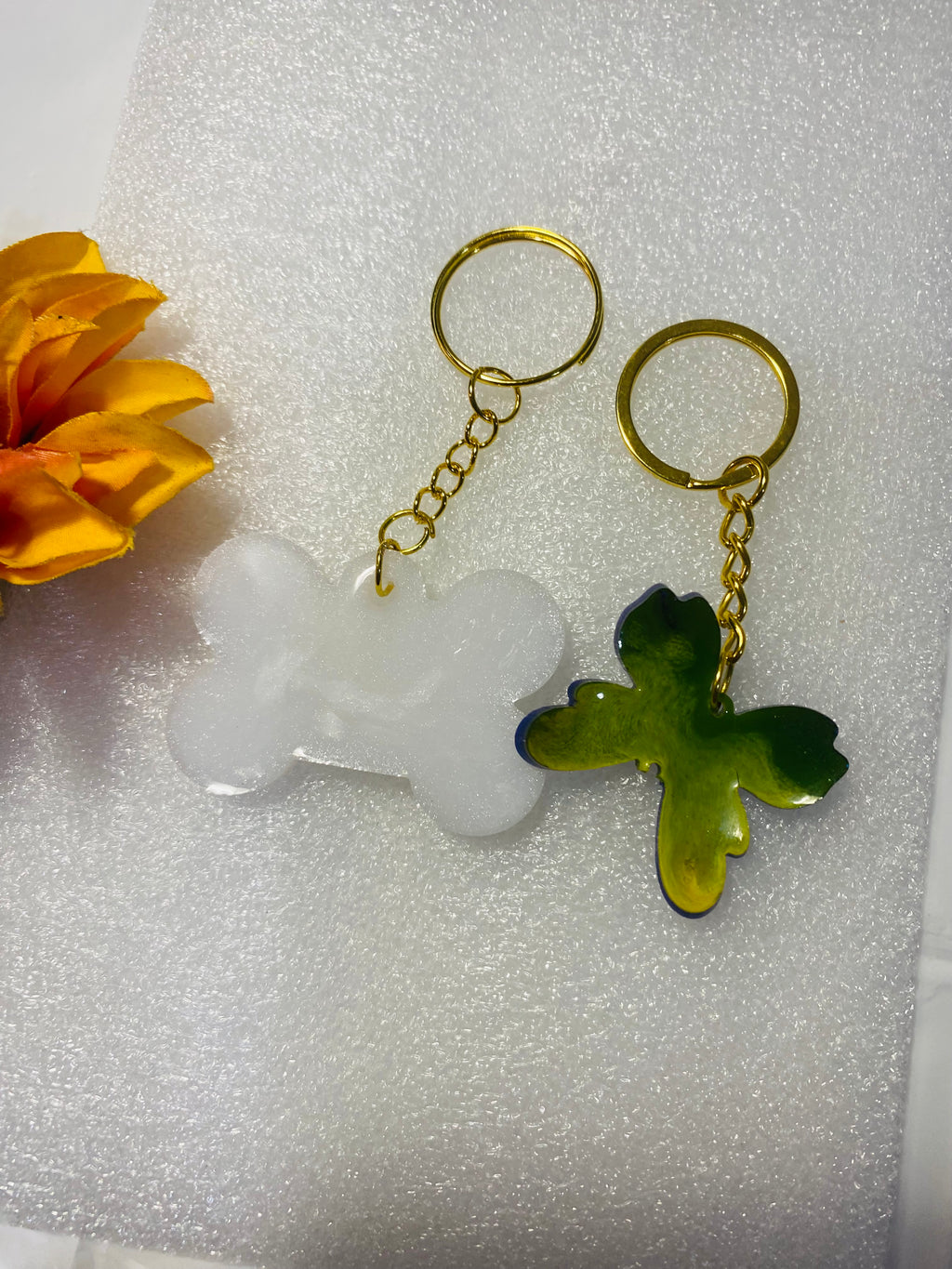 Aretes artesanales de resina y flor natural.
