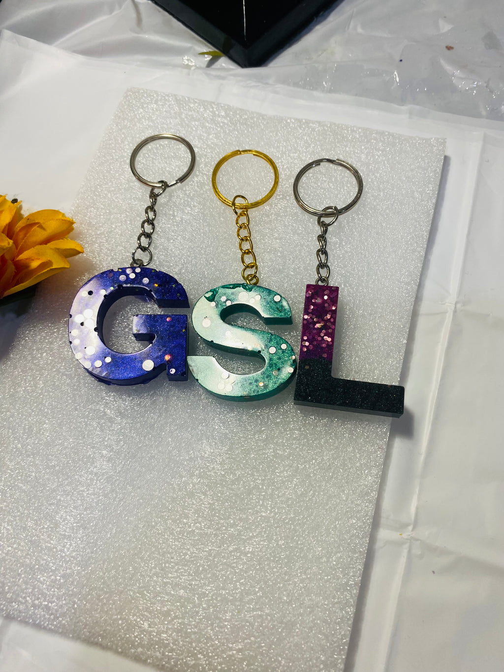 Pulsera Artesanal con dijes de manitas y pies de bebé.