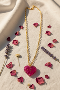 Collar corazón fucsia con flores