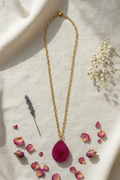 Collar fucsia con flores