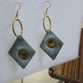 Aretes Rombo de Resina Verde con Aro Dorado