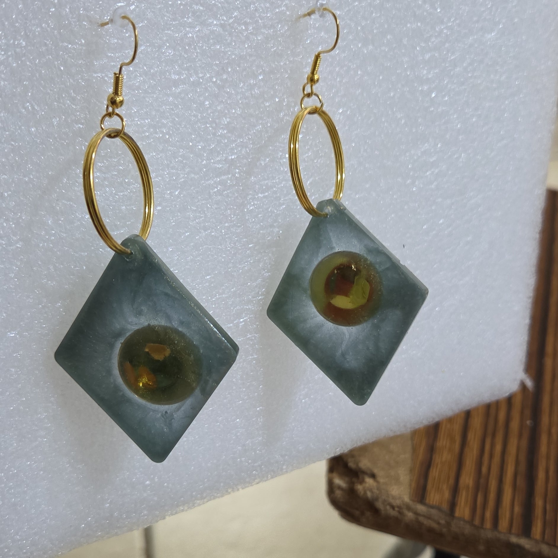 Aretes Rombo de Resina Verde con Aro Dorado