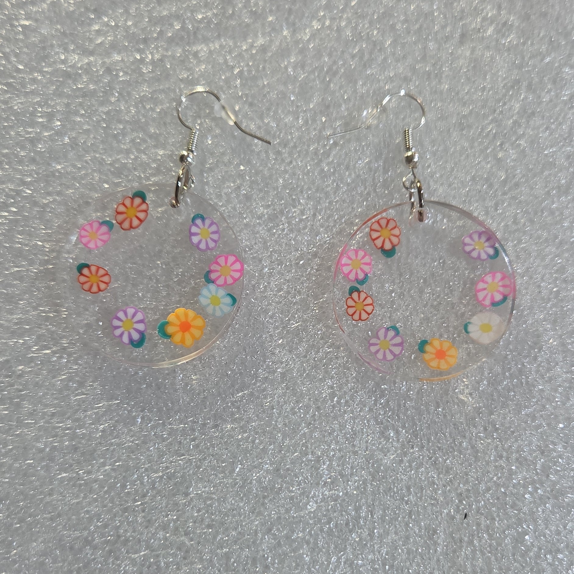 Aretes Redondos de Resina con corona  de flores