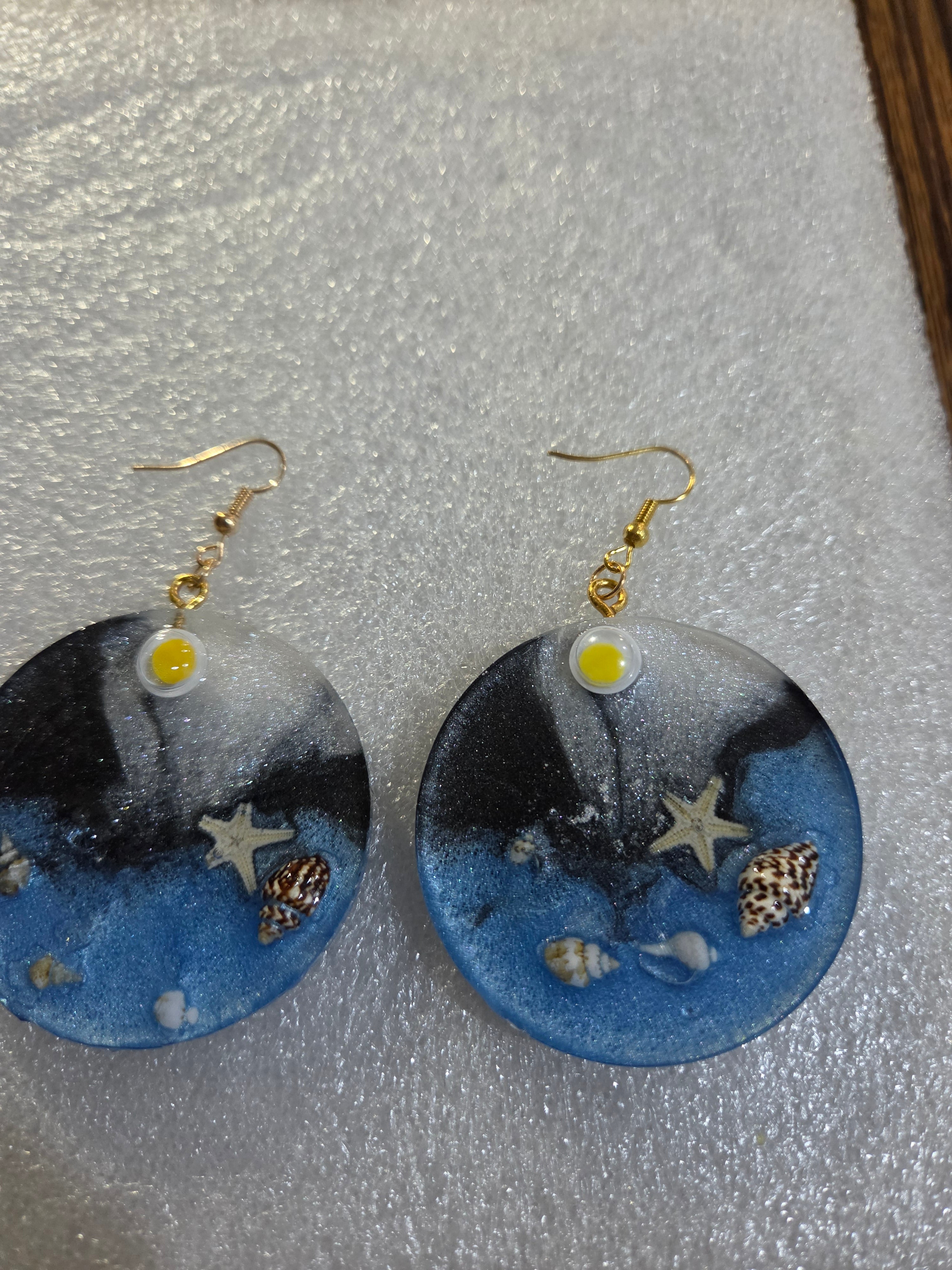 Aretes Redondos de Resina con Caracoles y Estrella de Mar
