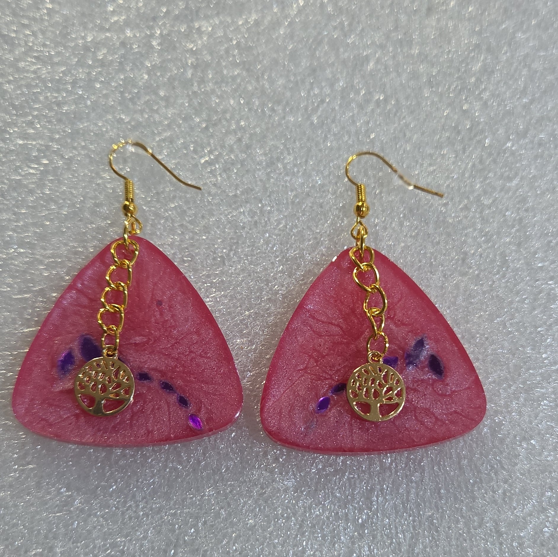 Aretes Triangulares de Resina Rosa con Dije Árbol de la Vida